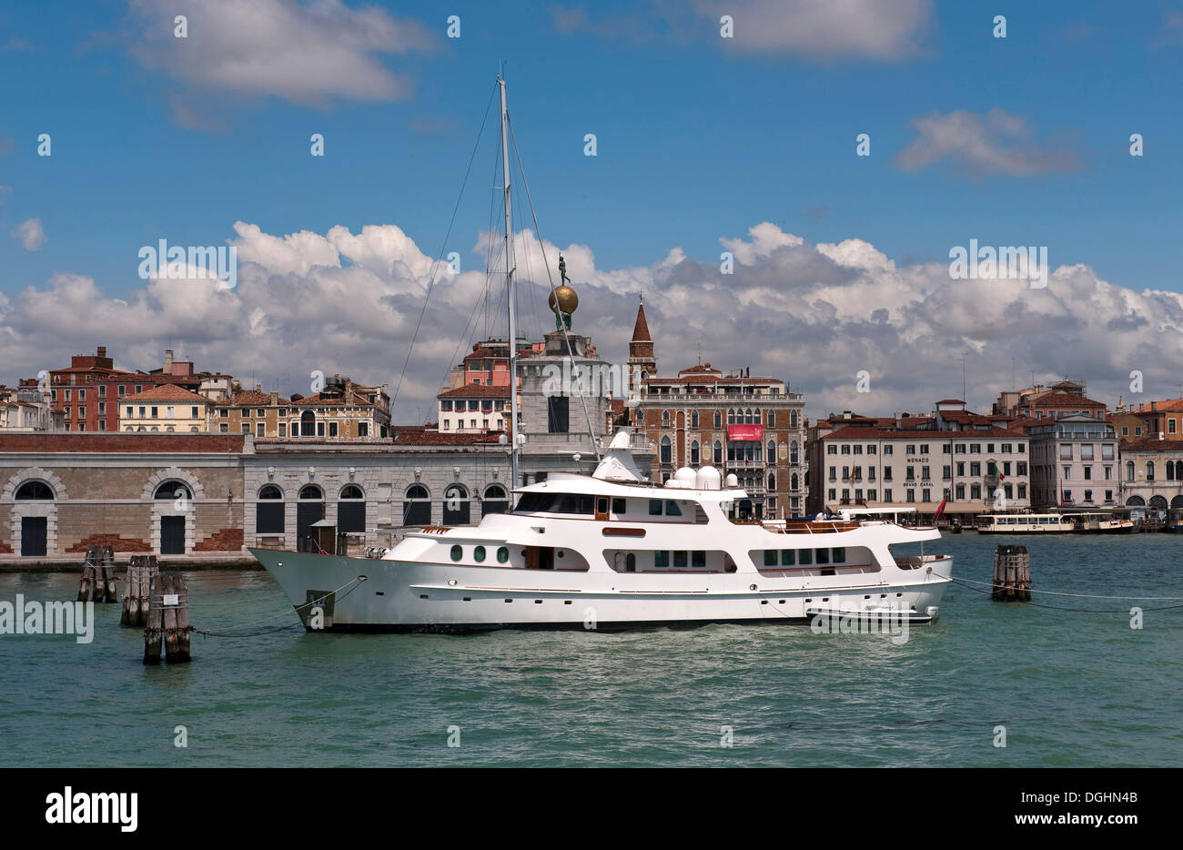 Motoryacht, nome cancellato, ancorato alla nave antica stazione doganale Dogana da mar, Venezia, Veneto, Italia, Europa Foto Stock