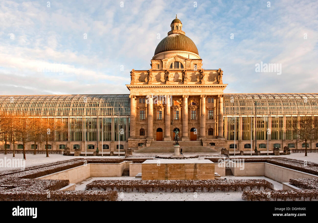Bavarian Cancelleria di Stato presso la corte giardino, con la parte centrale dell'esercito bavarese edificio del museo e la sua cupola Foto Stock