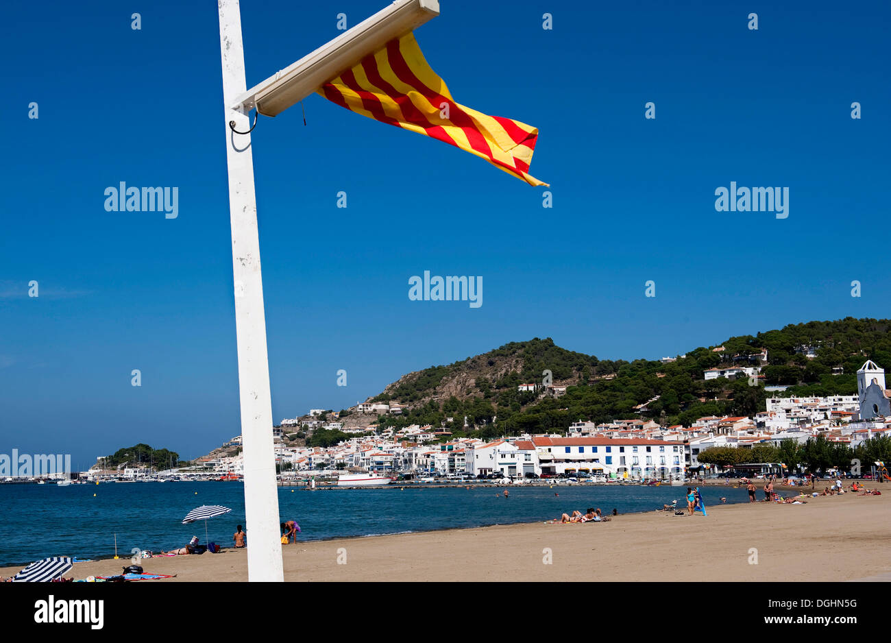 Il catalano bandiera nazionale sulla spiaggia di Port de la Selva, Puerto de la Selva, in Costa Brava Catalogna, Spagna, Europa Foto Stock