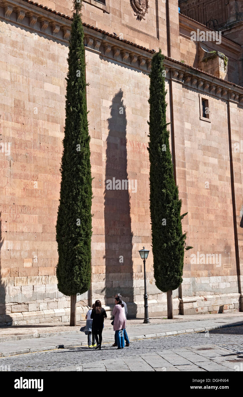 Churchgoers davanti alla Chiesa Clerecía a Salamanca, Vecchia Castiglia, Castiglia-Leon, Spagna, Europa Foto Stock