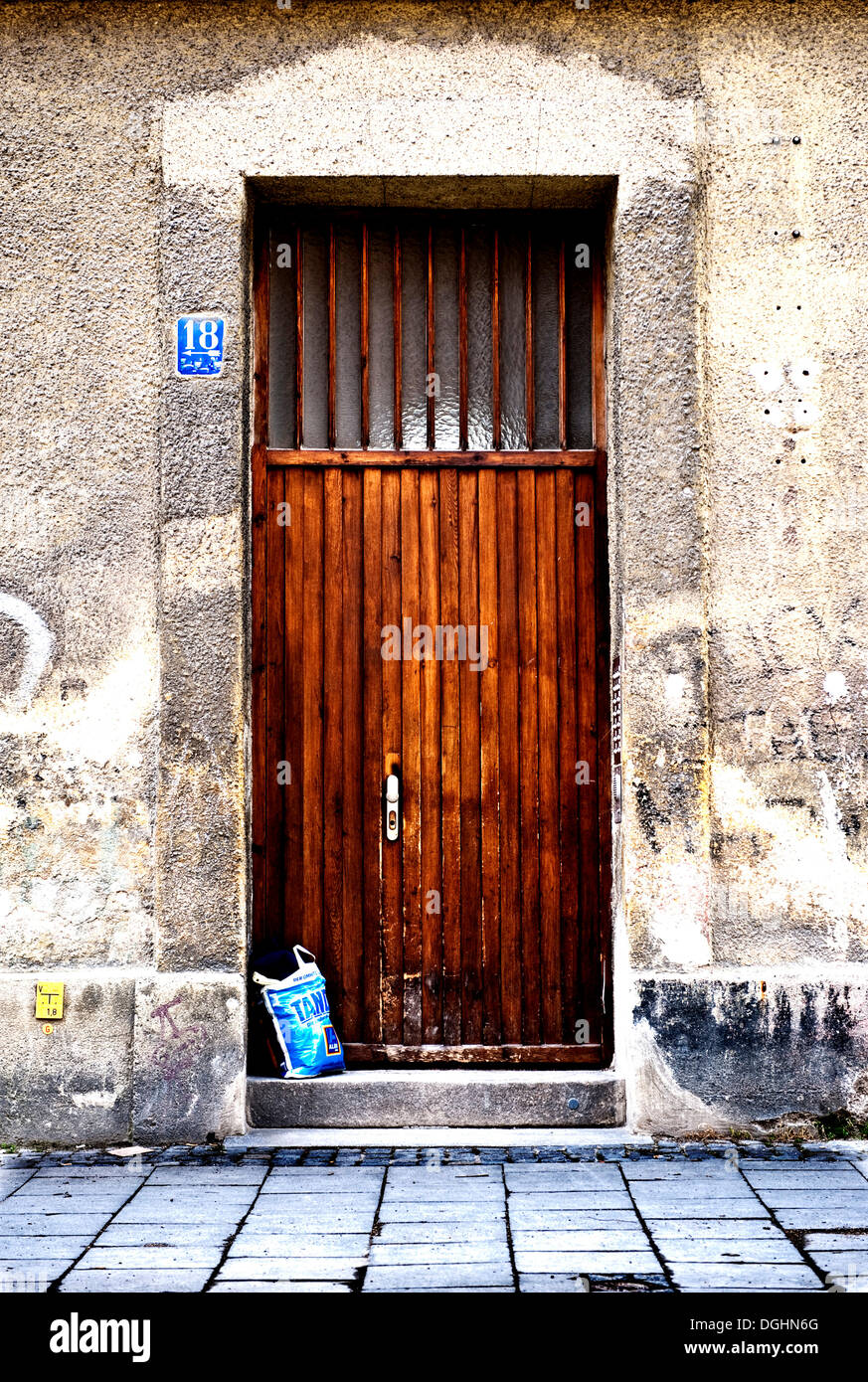 Sacchetto di plastica di fronte alla porta di ingresso di un fatiscente casa Foto Stock