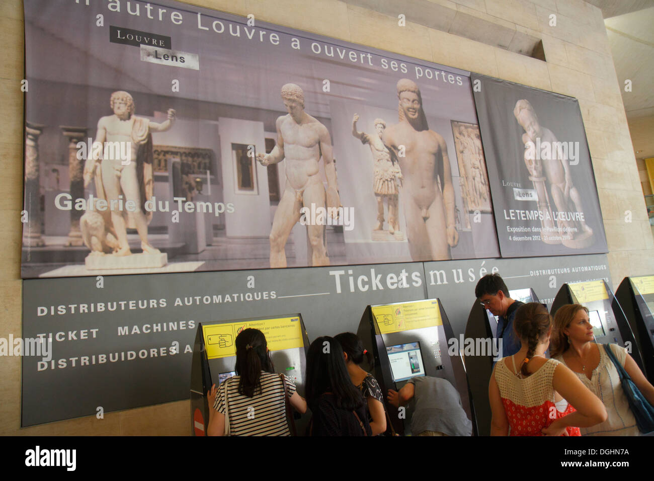 Parigi Francia,Europa,Francese,1° arrondissement,Museo d'Arte del Louvre,Musee du Louvre Palace,self service,distributore automatico biglietti,adulti uomo uomo maschio,a Foto Stock