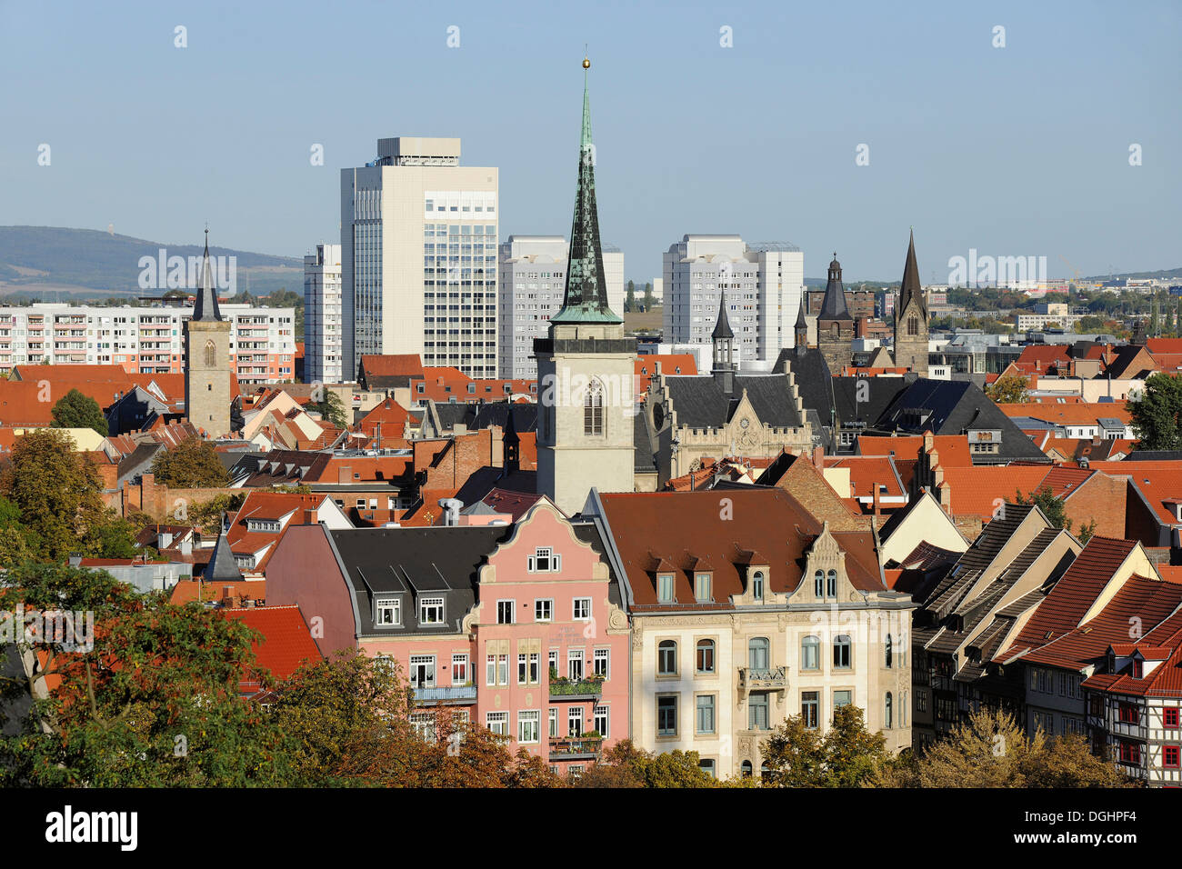 Centro città di Erfurt, guglia di tutti i Santi la Chiesa al fronte, municipio sulla destra, Erfurt, Turingia, Germania Foto Stock