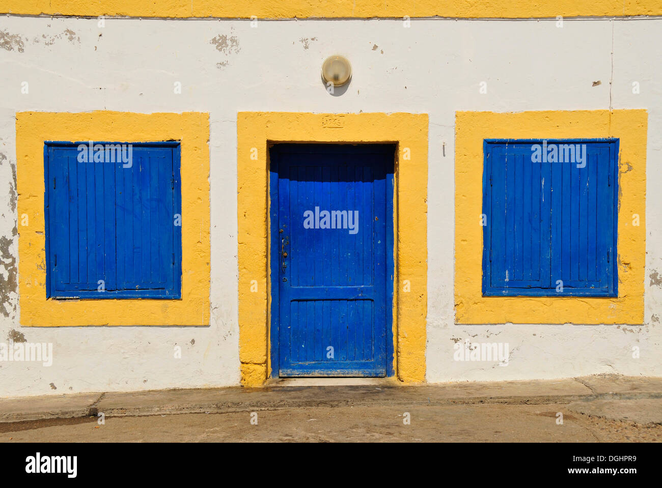 Tipica facciata bianca con blu di Windows e le porte, Essaouira, Marocco, Africa Foto Stock