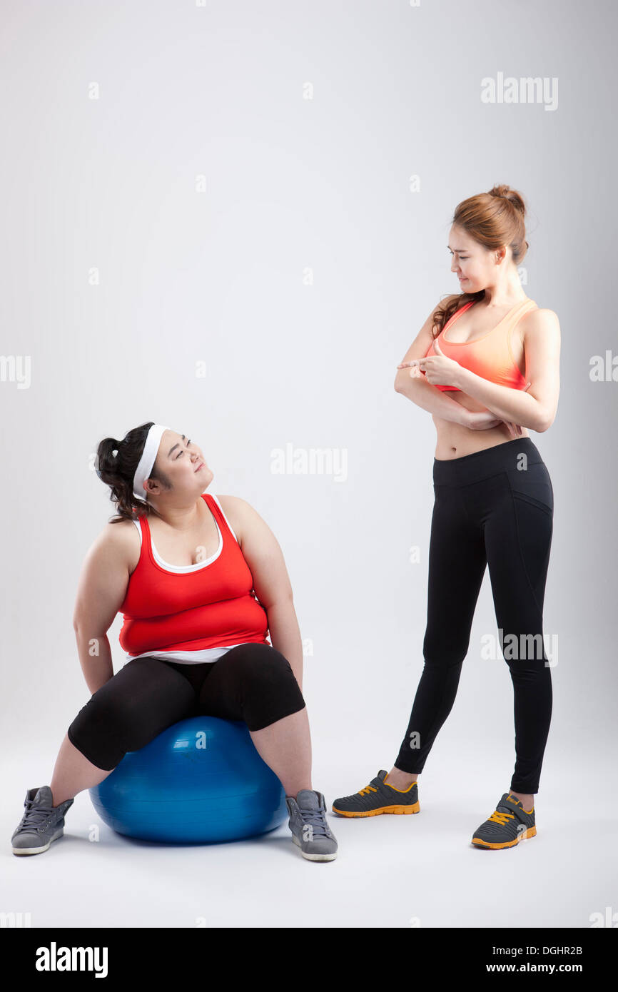 Una ragazza di grasso e un sottile ragazza in abbigliamento da palestra  Foto stock - Alamy