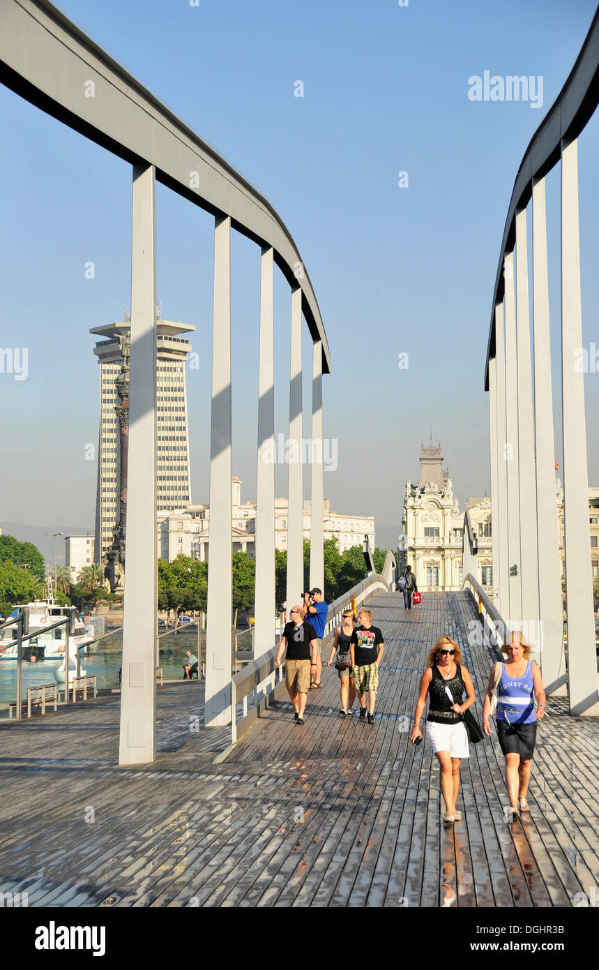 I pedoni sulla Rambla del Mar, Barcelona, Spagna, Penisola Iberica, Europa Foto Stock