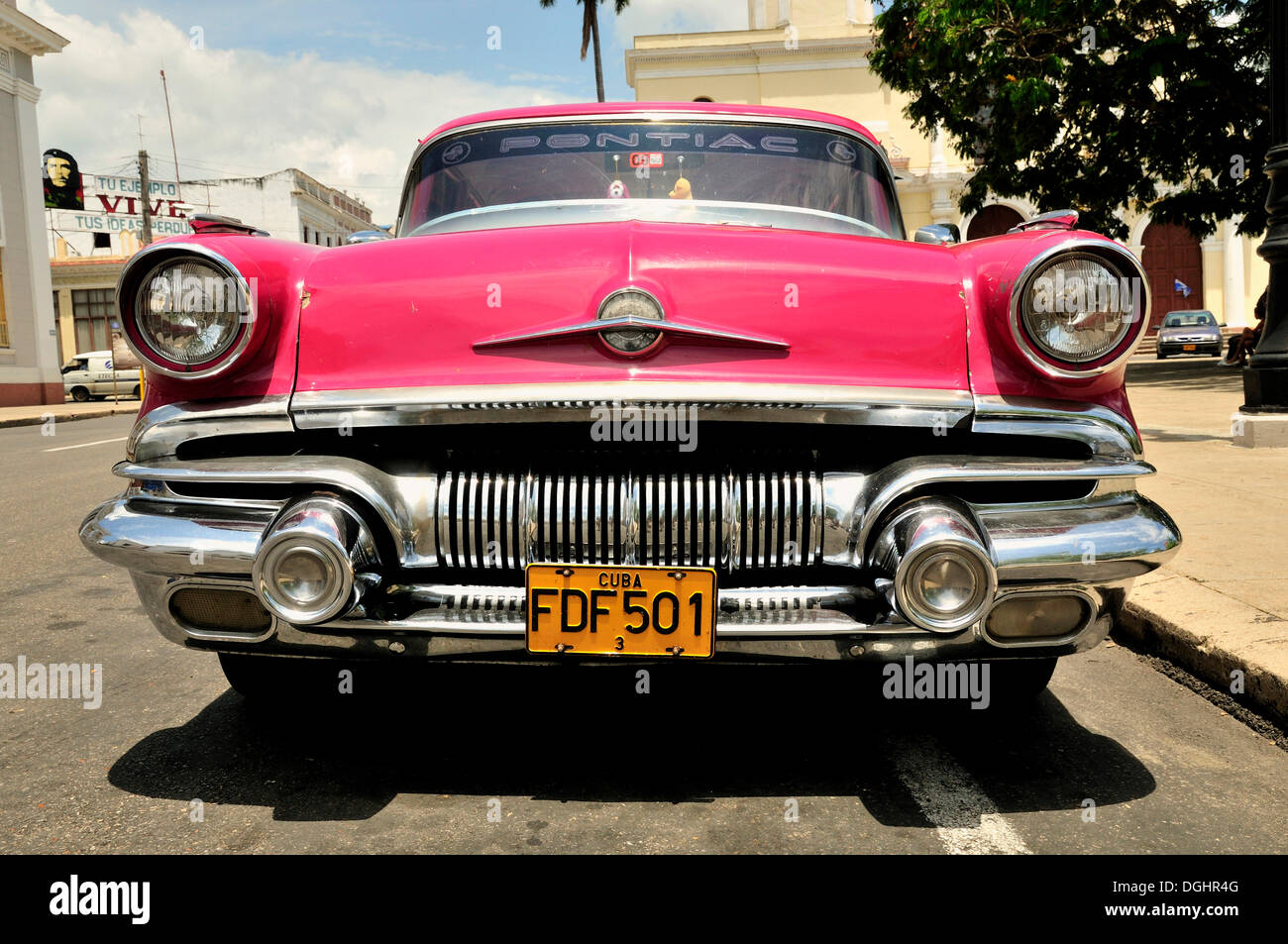 Pontiac, classico auto parcheggiate accanto al Parque Marti park, Cienfuegos, Cuba, Caraibi Foto Stock