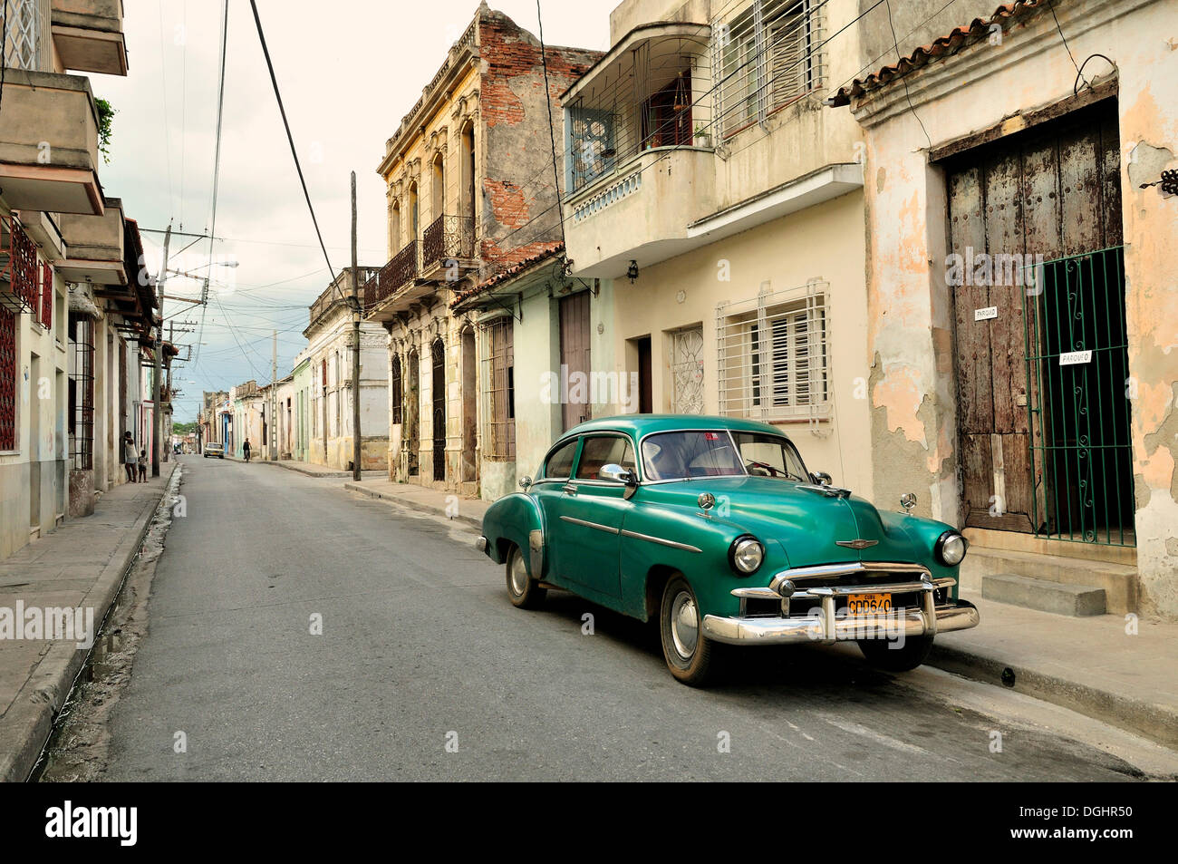 Auto classica nel quartiere storico di Camaguey, Cuba, Caraibi Foto Stock