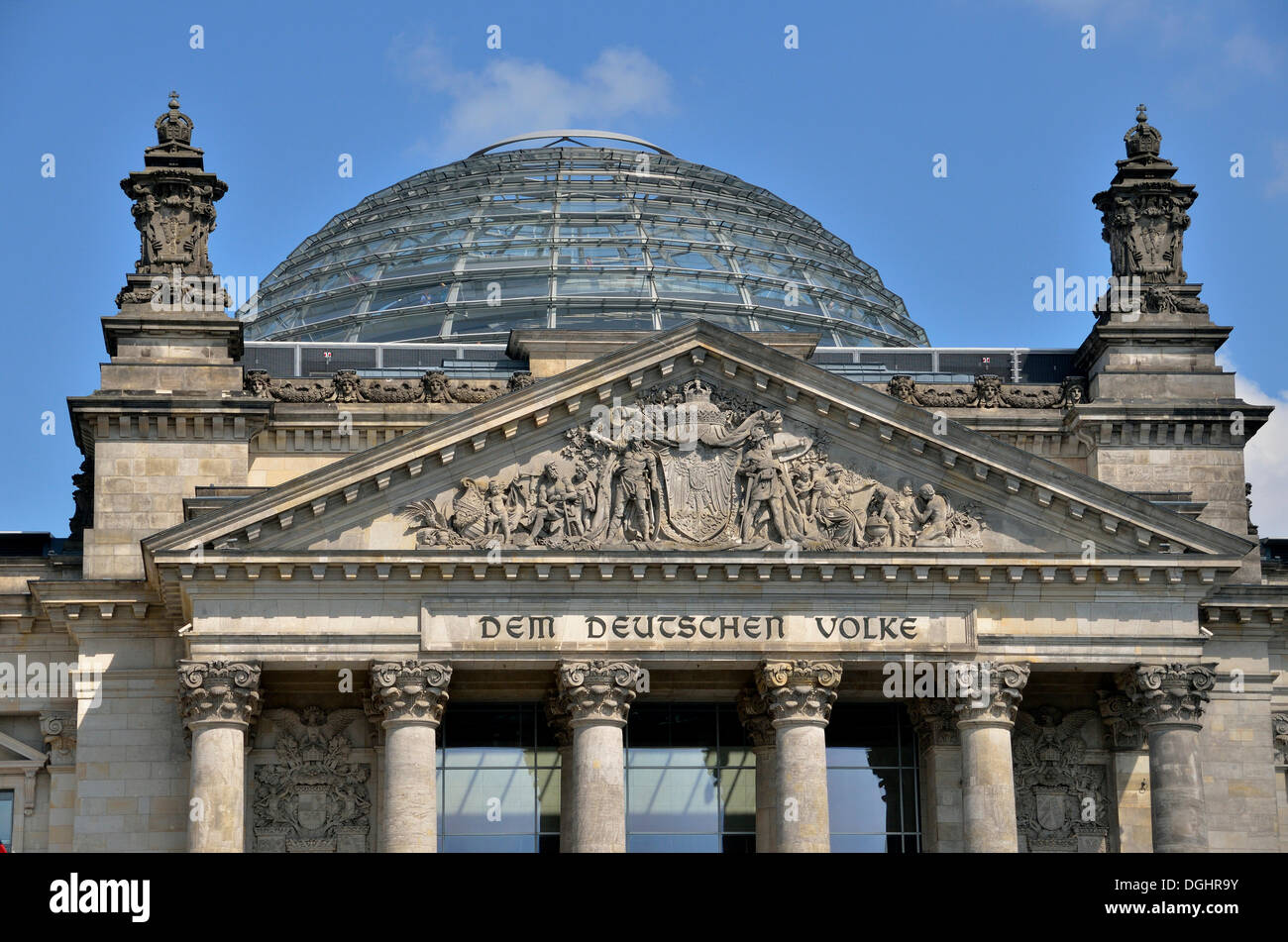 Edificio del Reichstag con la scritta 'em deutschen Volke', Tedesco per 'il popolo tedesco', distretto governativo di Berlino Foto Stock