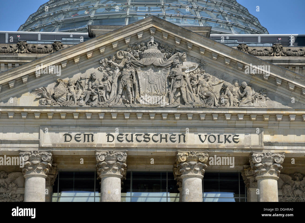 Edificio del Reichstag con la scritta 'em deutschen Volke', Tedesco per 'il popolo tedesco', distretto governativo di Berlino Foto Stock