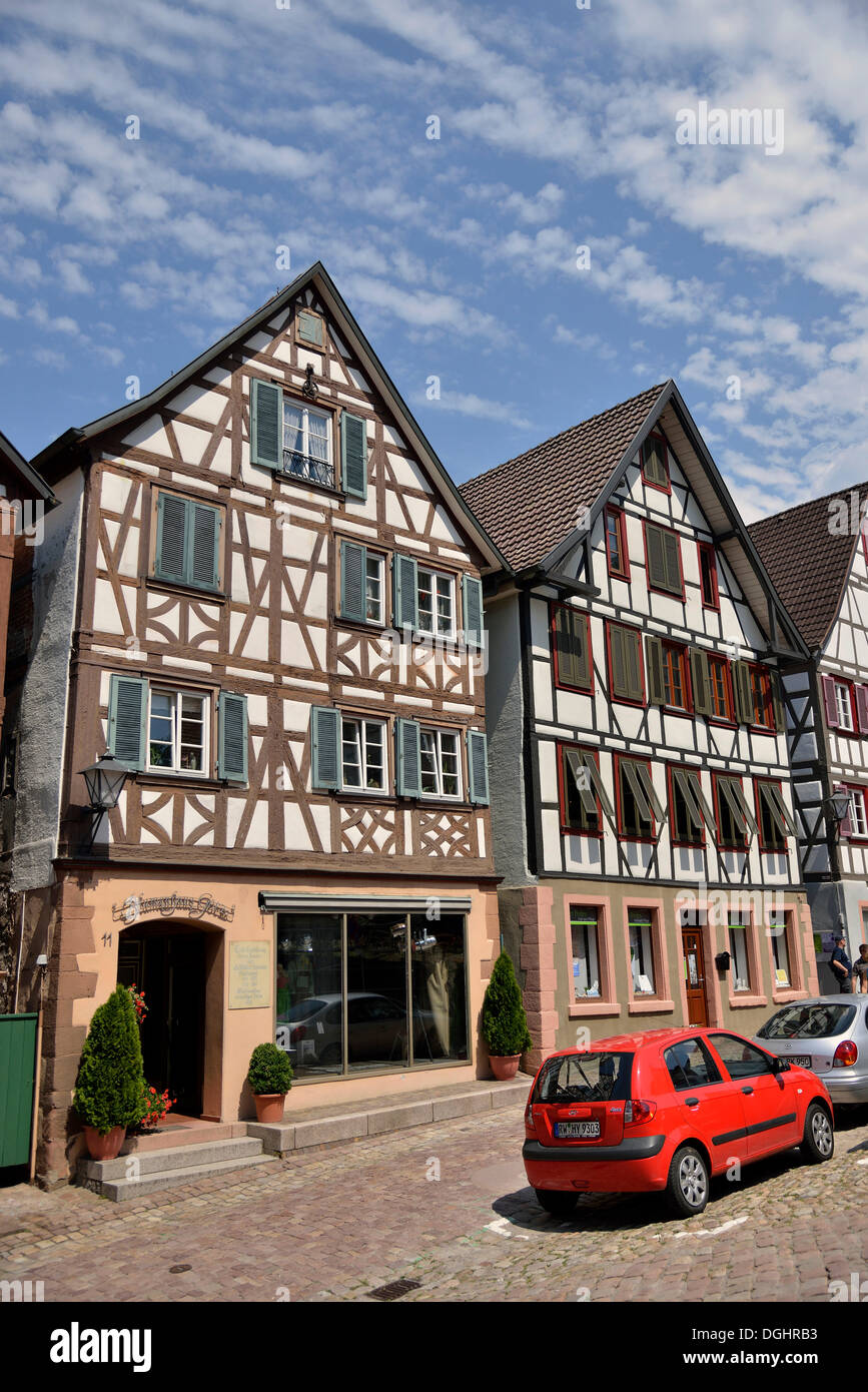 Heritage-protetti dalle facciate di tipiche case a graticcio sulla Marktplatz square, Schiltach, Kinzigtal valley, Foresta Nera Foto Stock