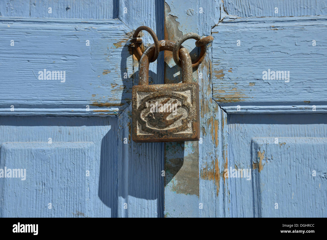 Il lucchetto con una colomba come la maniglia di una porta su una luce blu porta, Karterádos, SANTORINI, CICLADI, isole greche, Grecia, Europa Foto Stock