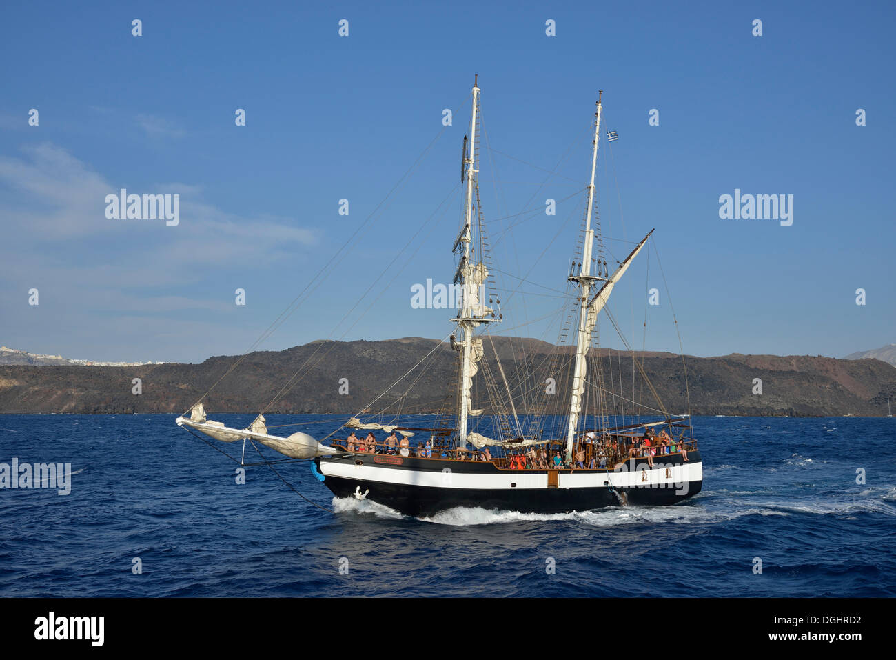 Nave a vela "thalassa" nella Caldera, SANTORINI, CICLADI, isole greche,  Grecia, Europa Foto stock - Alamy