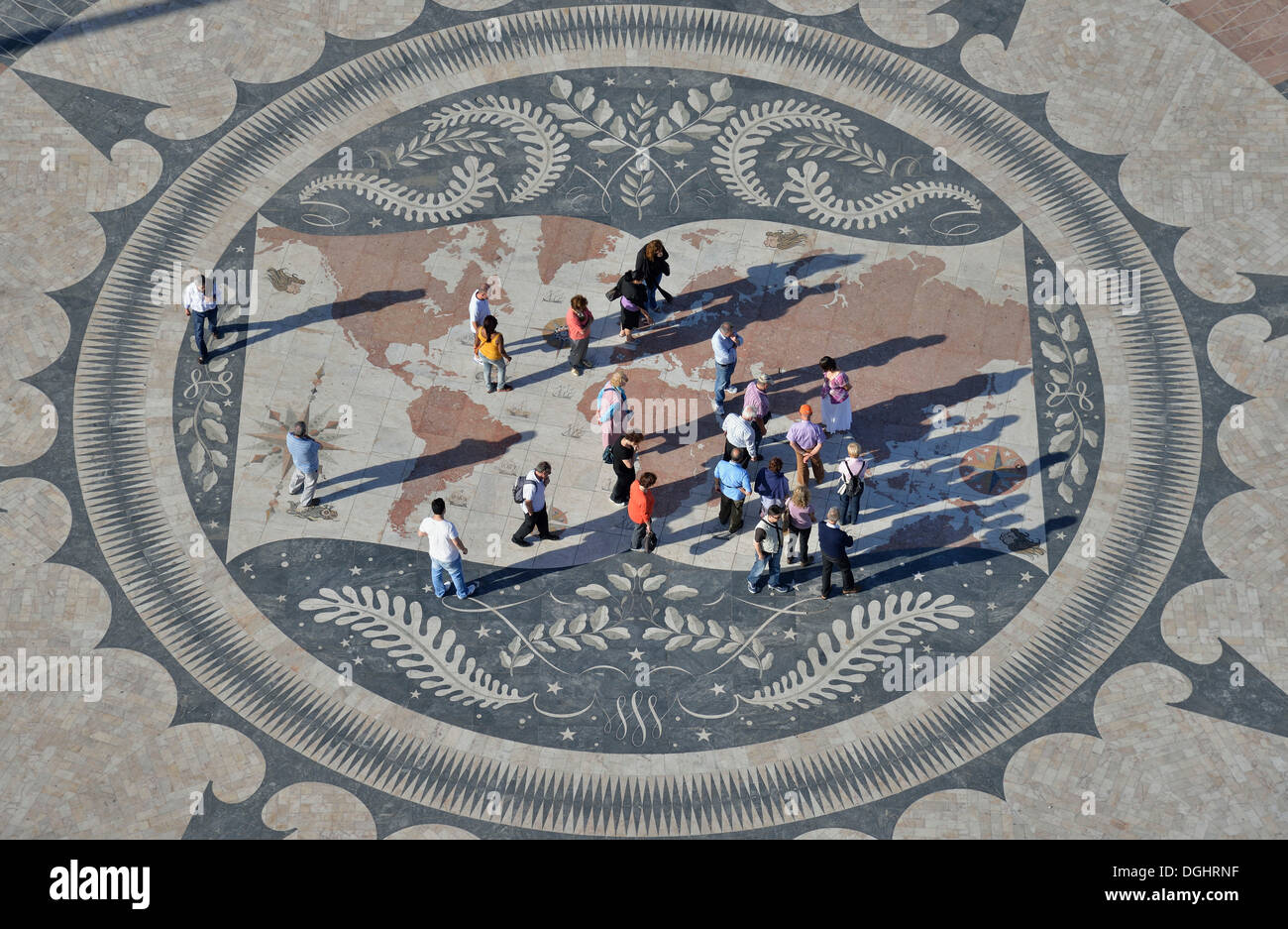 Rosa dei Venti, 50 metri di diametro, al Padrão dos Descobrimentos, un monumento alle scoperte, Belém, Lisbona Foto Stock