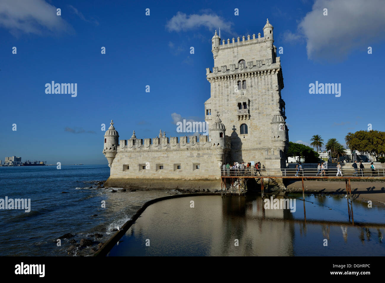 Torre de Belém torre, costruita nel 1520 da Manuel I, Sito Patrimonio Mondiale dell'UNESCO sulle rive del fiume Tago, Belém, Lisbona Foto Stock