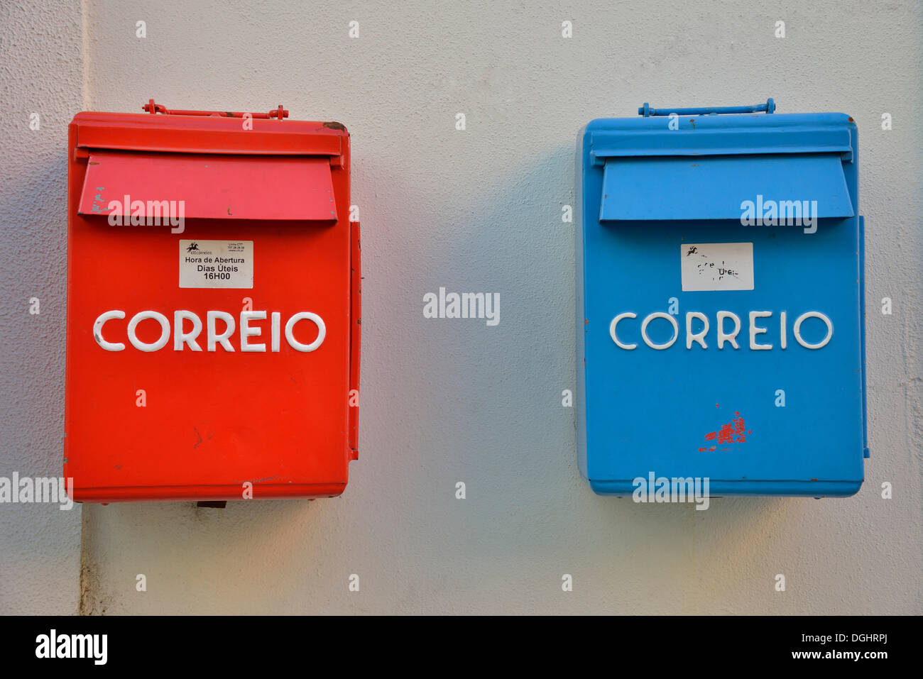 Il rosso e il blu delle caselle di posta, Alfama, Lisbona, distretto di Lisbona, Portogallo Foto Stock