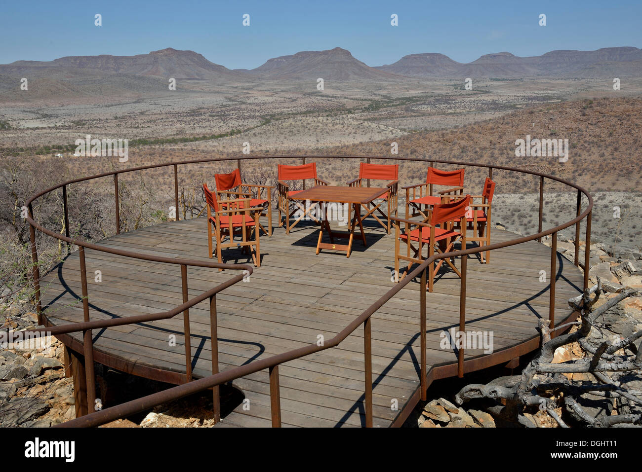 Terrazza di Etambura Camp, un lodge gestito da Himba, vicino Orupembe, Kaokoland, Kunene, Namibia Foto Stock