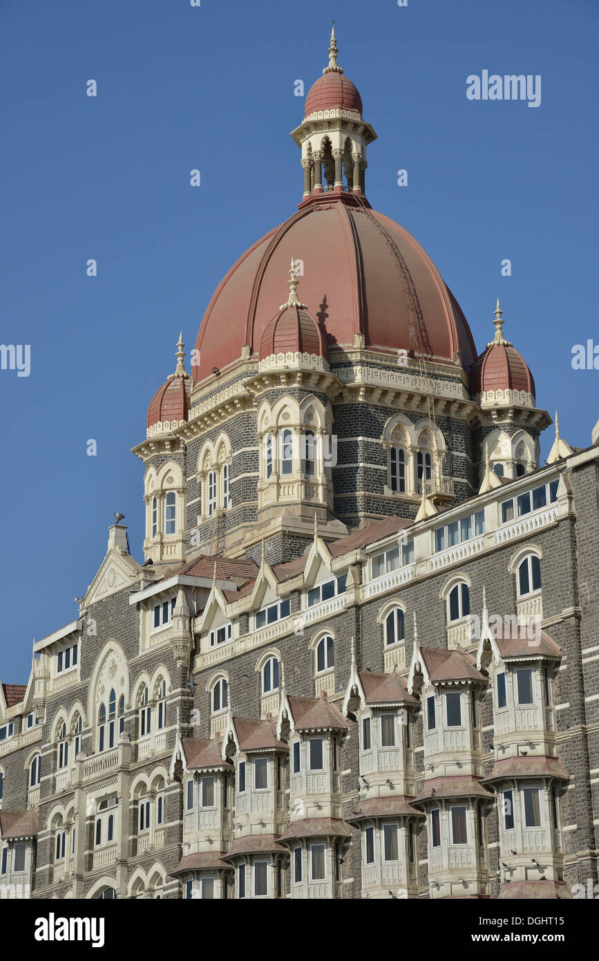 La facciata del Taj Mahal Hotel, gravemente danneggiato da un attentato nel novembre 2008, riaperto nel 2010, Mumbai, Maharashtra Foto Stock
