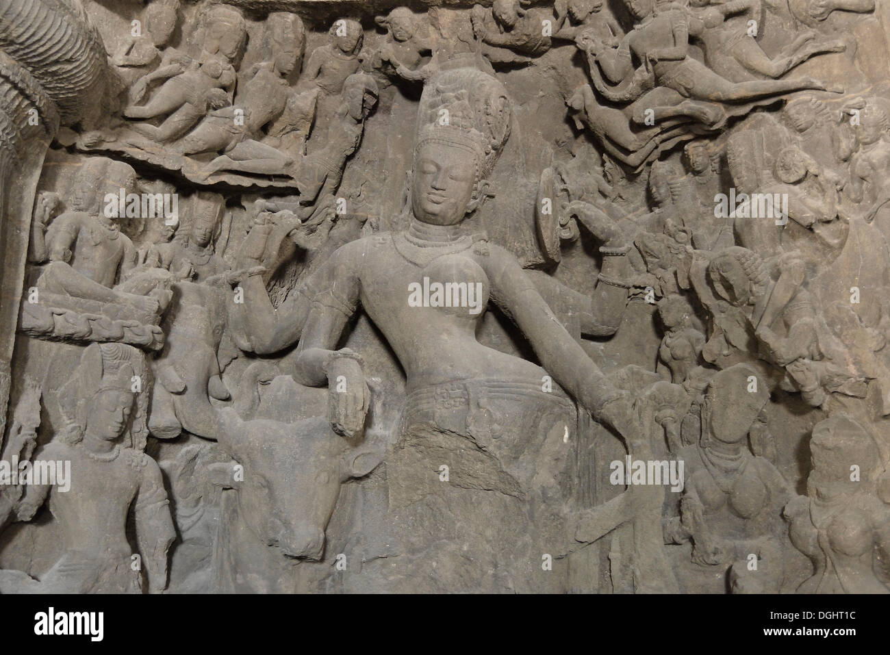 La figura di Shiva in una sola persona con Parvati nella grotta principale del tempio di Shiva sull isola Elephanta, Patrimonio Mondiale dell UNESCO Foto Stock