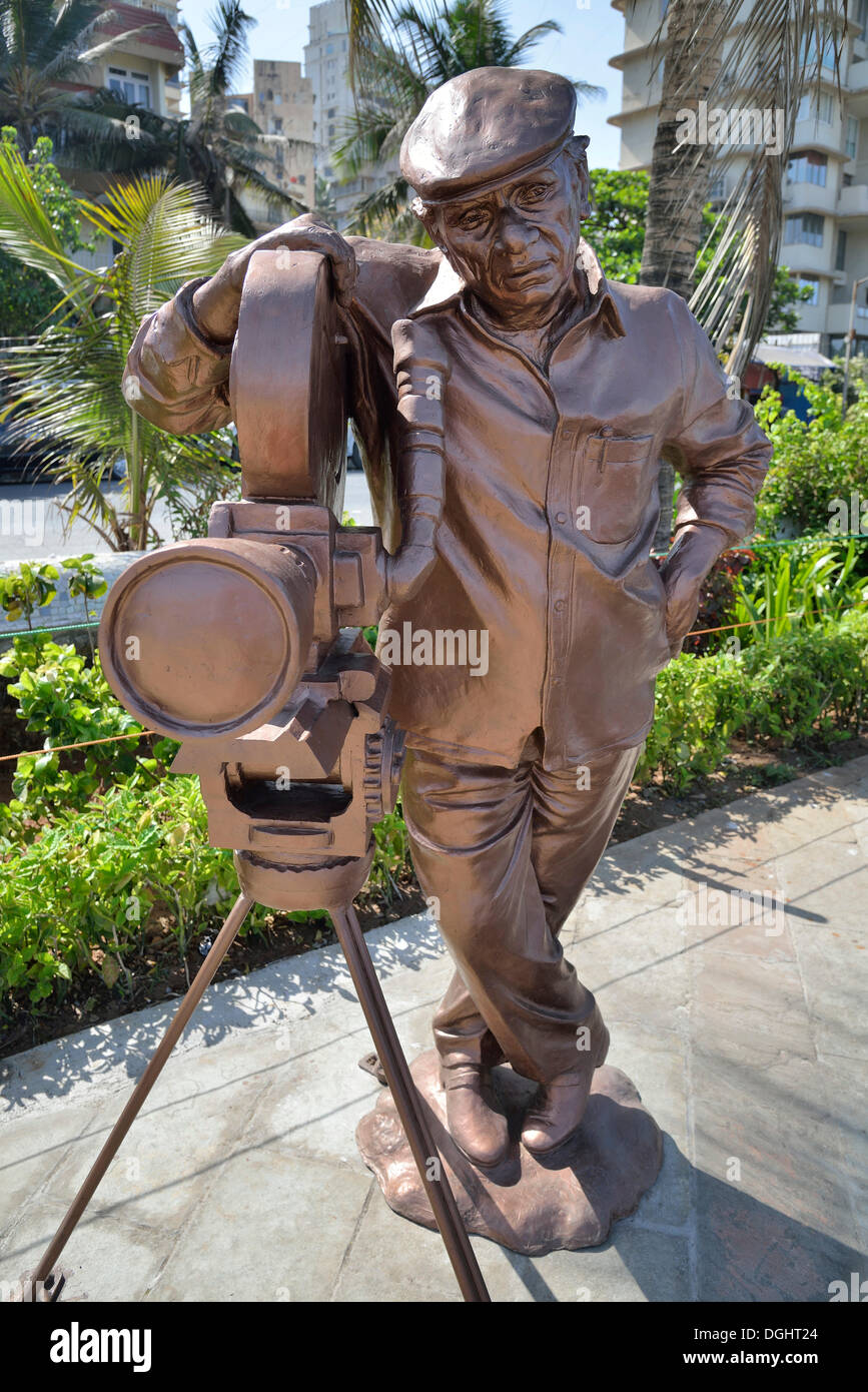 Statua in bronzo di Bollywood indiana direttore Yash Chopra sul cammino delle stelle, Land's End, Mumbai, Maharashtra, India Foto Stock