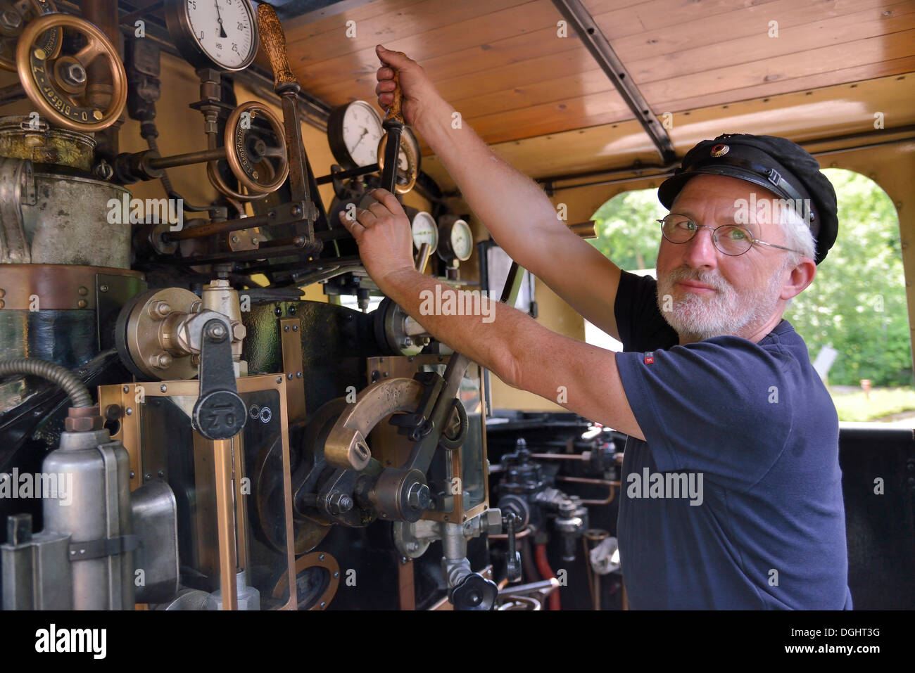 Bernd Roschach, macchinista presidente del Acher Valley Railway Society, in piedi in una locomotiva di Acher Valley Railway Foto Stock