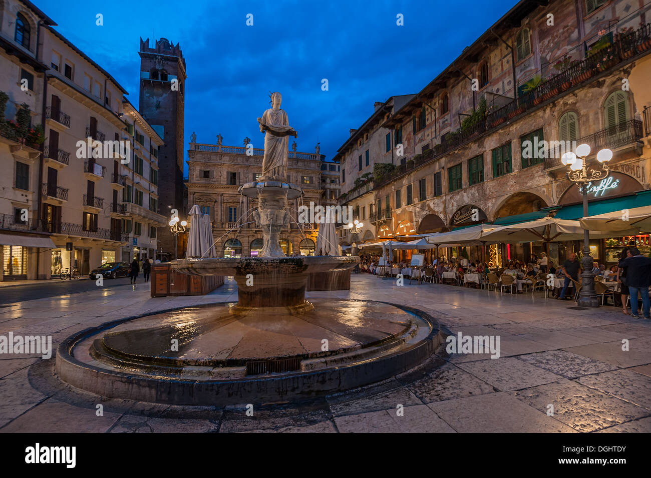 Piazza delle Erbe e Palazzo Maffei, Verona, Italia Foto Stock