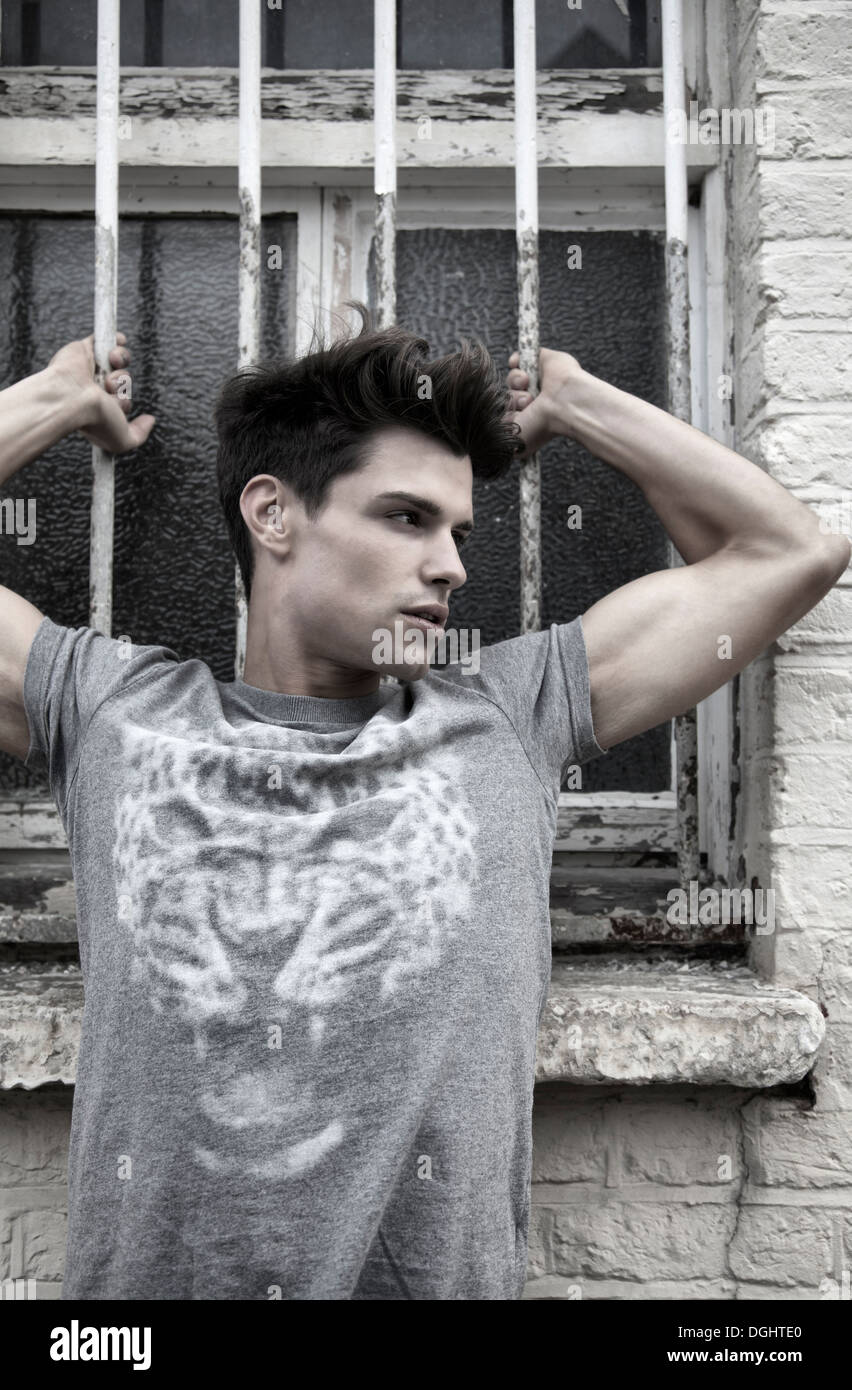 Uomo di barre di presa dietro di lui Foto Stock