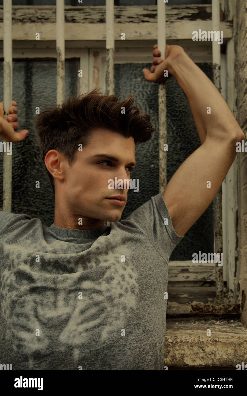 Uomo di barre di presa dietro di lui Foto Stock