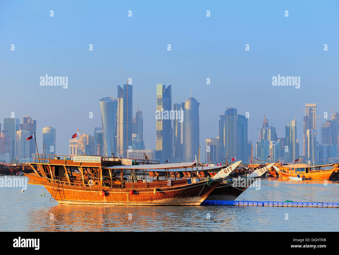 Dhow di fronte lo skyline del West Bay Area, quartiere degli affari, Doha, Qatar, Medio Oriente Foto Stock