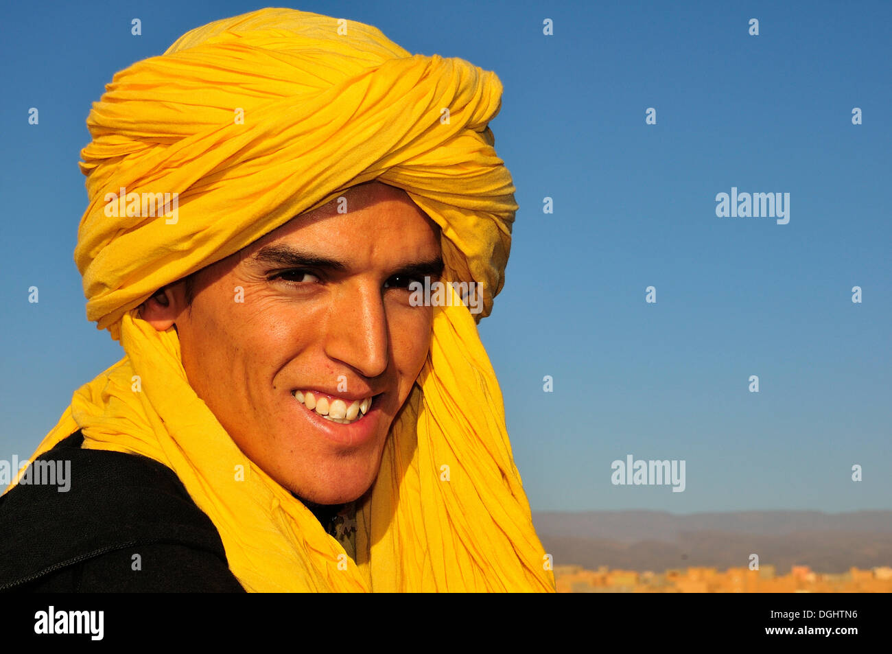 Giovane uomo che indossa un giallo shesh marocchino o Touareg turbante, ritratto, Marocco, Africa Foto Stock
