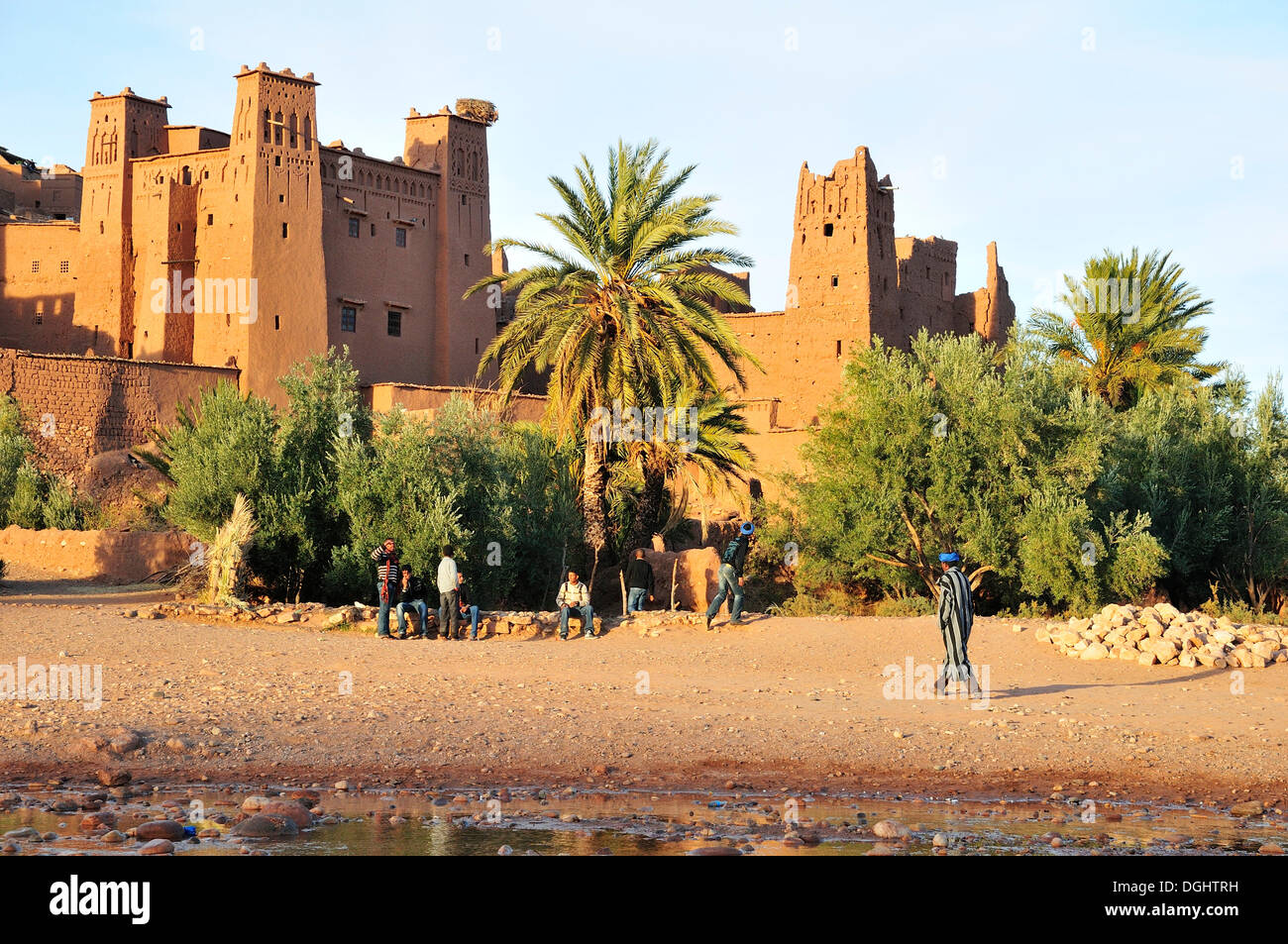 Edificio di mattoni di fango o Tighremts data e palme (Phoenix dactylifera) della città fortificata o ksar Ait Ben Haddou Foto Stock