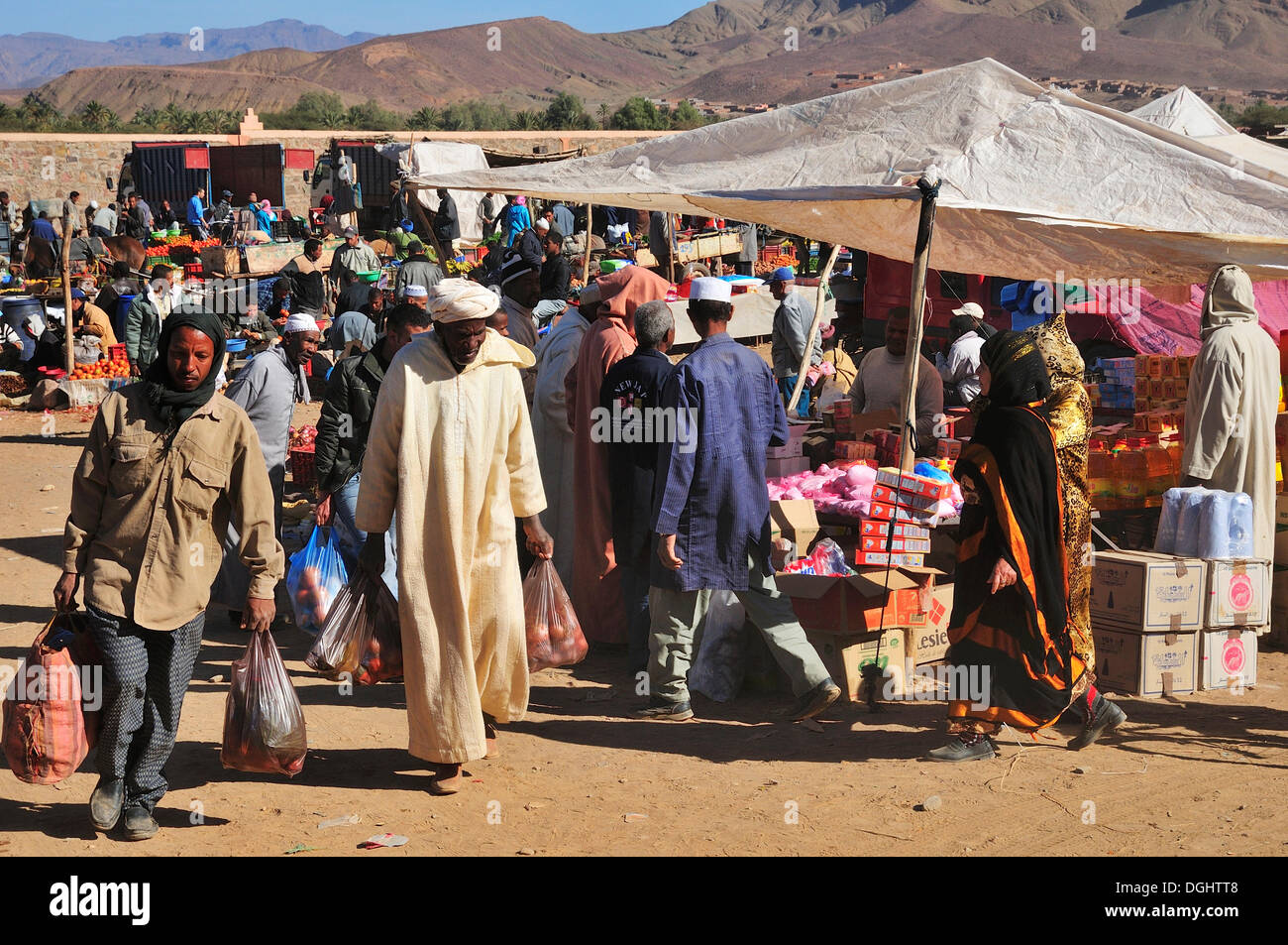 Occupato il mercato settimanale in Agdz, Draâtal, Agdz, Souss-Massa-regione Draâ, Marocco Foto Stock