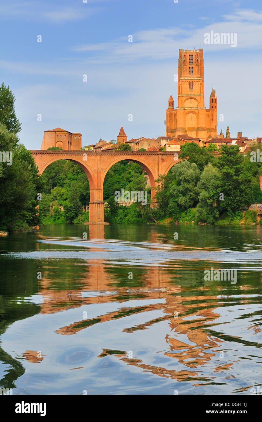 Ponte sul fiume Tarn, nella parte anteriore della Cattedrale di Albi, formalmente la Cattedrale di Santa Cecilia, Cathédrale Sainte-Cécile Foto Stock