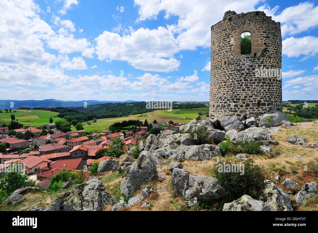 Le rovine del castello di La Roche en Regnier, vicino Vorey, Haute-Loire reparto, Auvergne, Francia Foto Stock