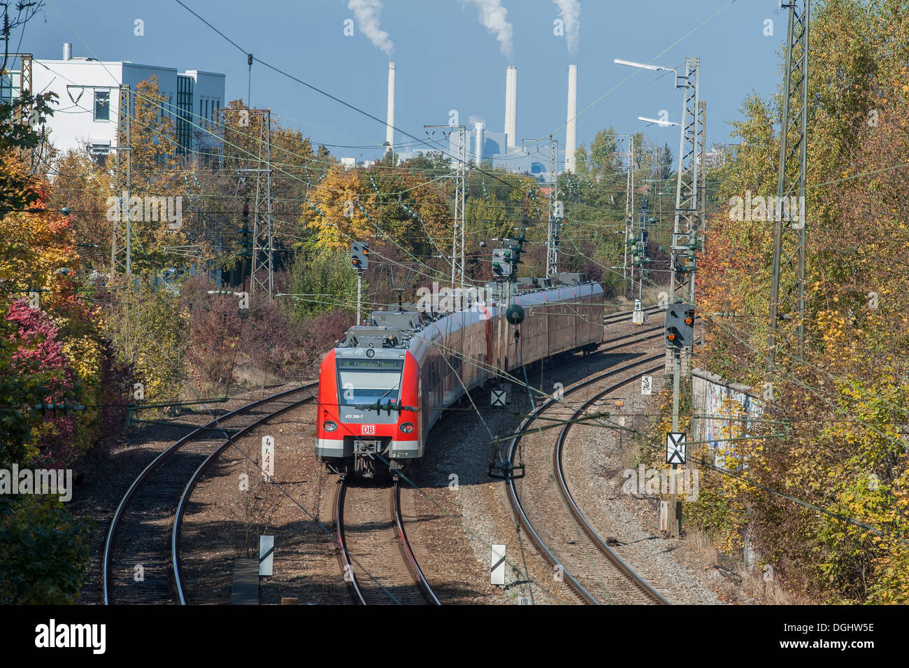 S-Bahn, la ferrovia suburbana, guida su binario vicino Daglfing, Monaco di Baviera Foto Stock