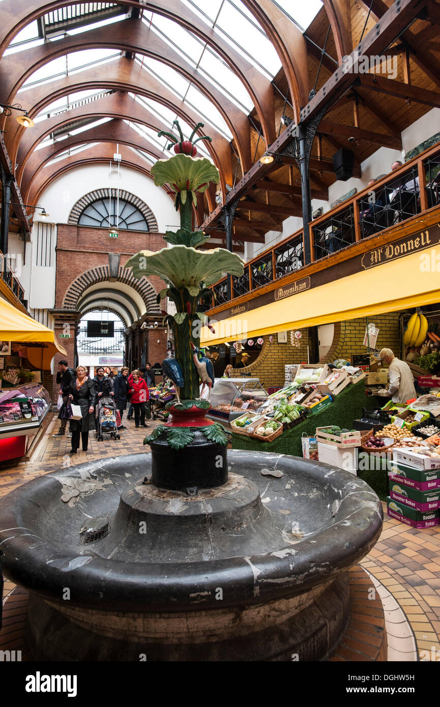 Il mercato inglese market hall con una fontana, sughero, County Cork, Irlanda, Europa Foto Stock