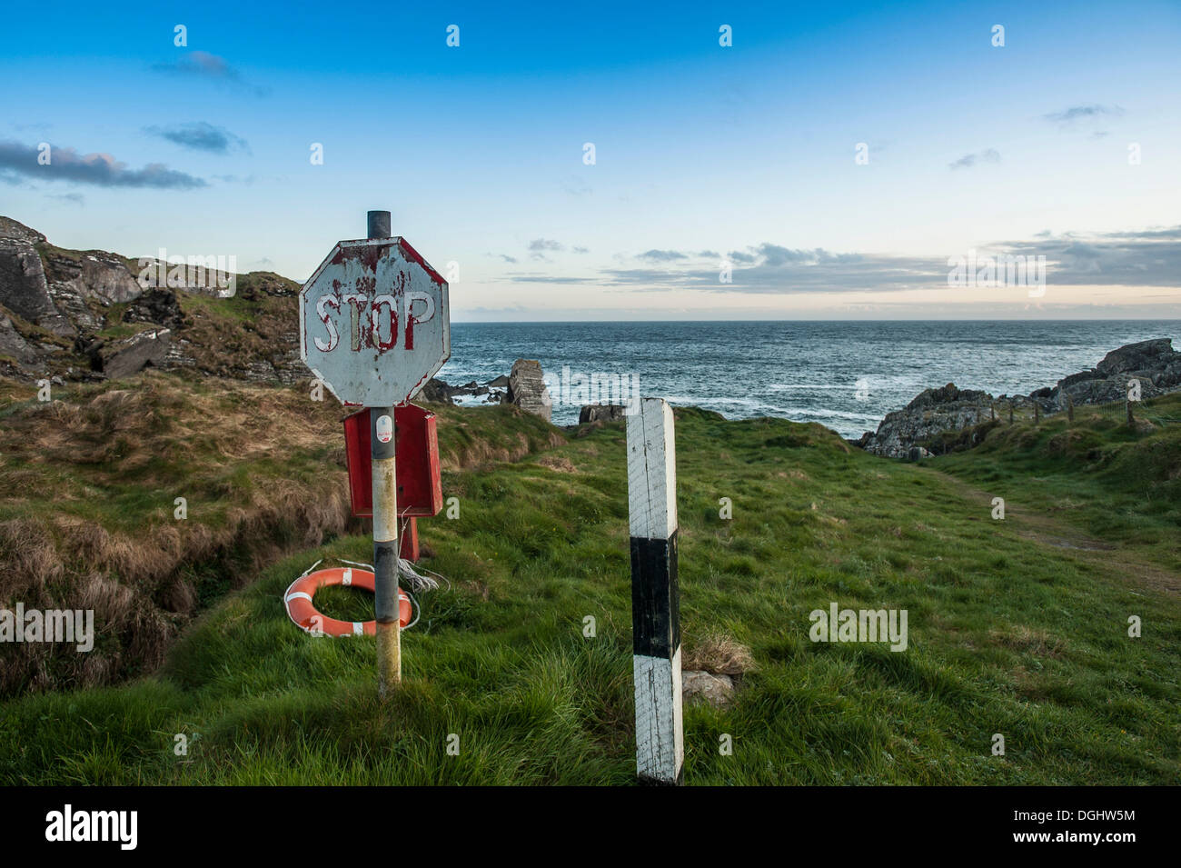 Il segnale di arresto dalla costa della contea di Cork, Repubblica di Irlanda, Europa Foto Stock