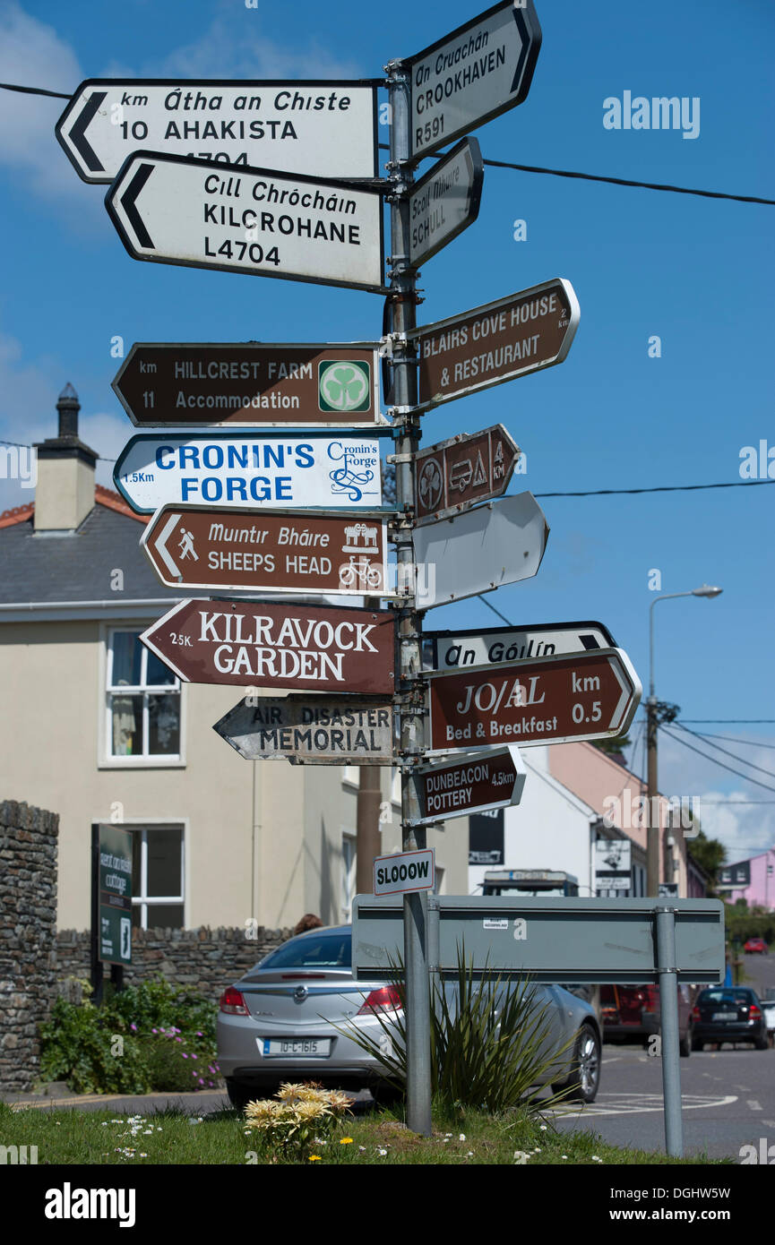 La segnaletica, molte indicazioni su un post, nella contea di Cork, Repubblica di Irlanda, Europa Foto Stock