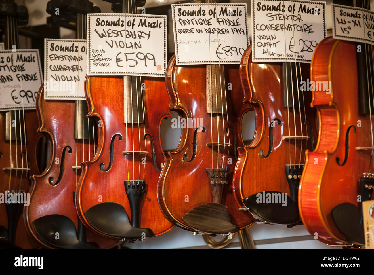 Violini, violini, music store, Kenmare, nella contea di Kerry, Repubblica di Irlanda, Europa Foto Stock