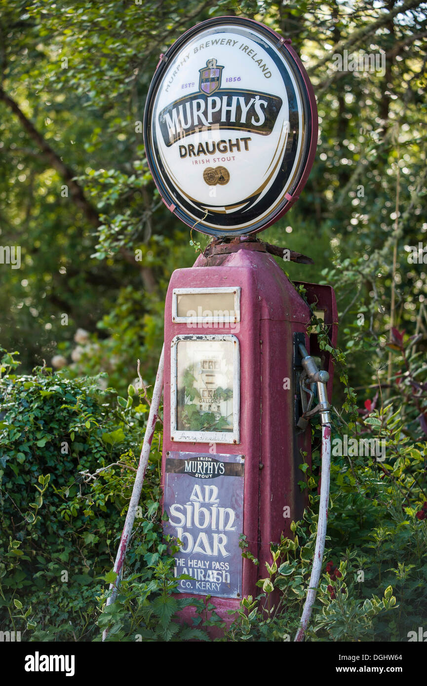 Vecchie e in disuso sovradimensionate pompa carburante, 'l'Sibin', anello di Beara, Repubblica di Irlanda, Europa Foto Stock