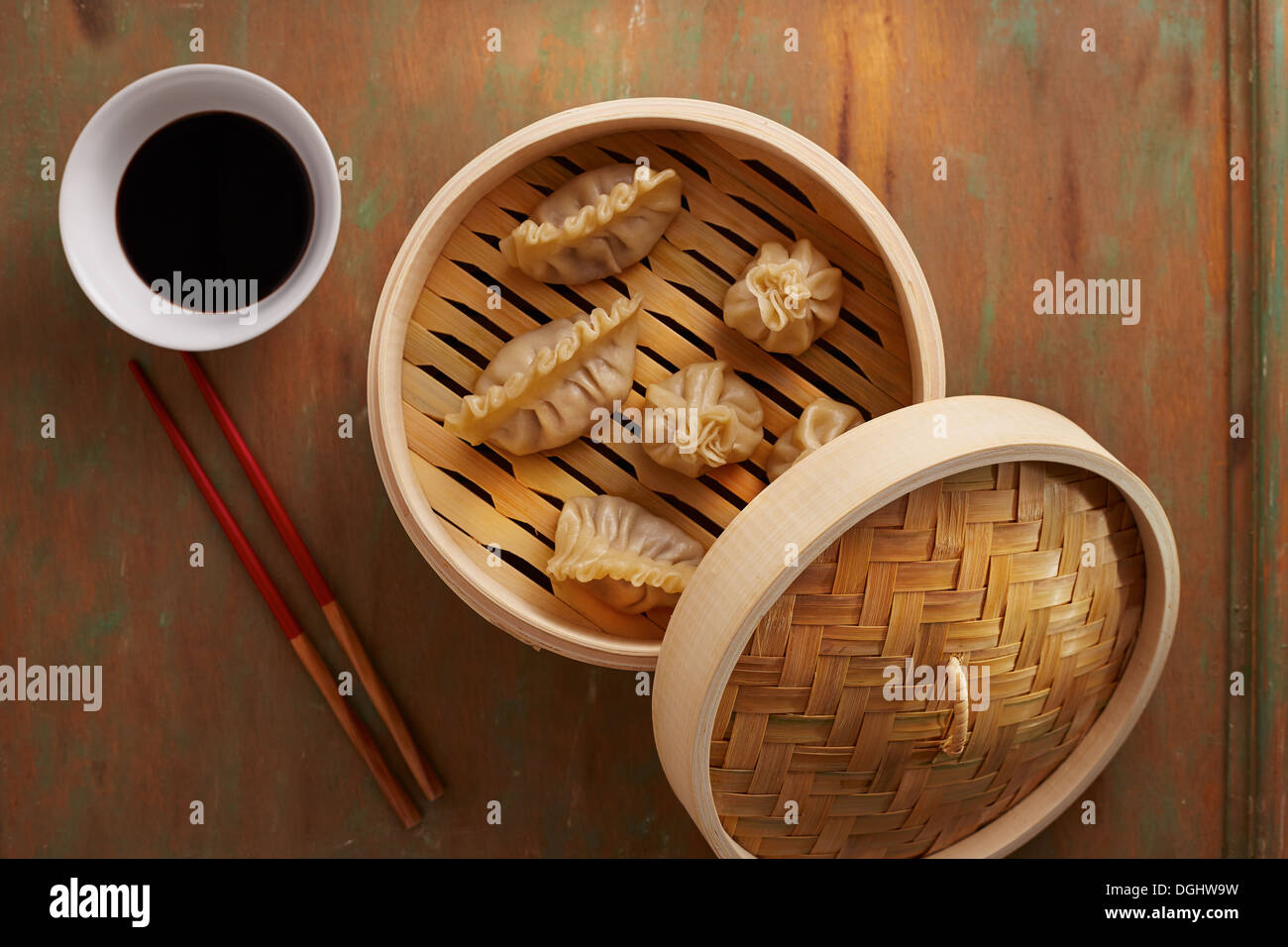 In casa dim-sum gnocchi asiatici su un tradizionale sistema di cottura a vapore in bambù Foto Stock