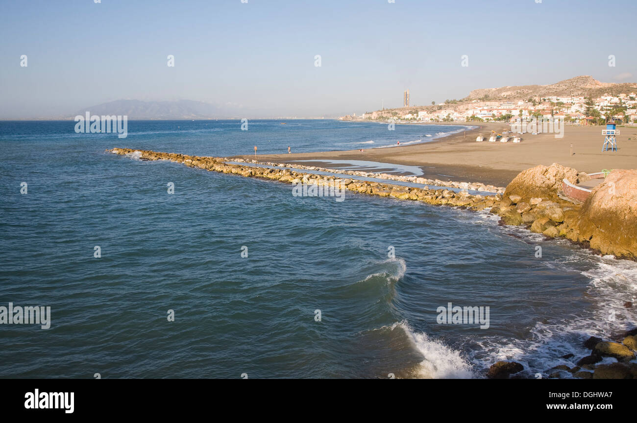 Rock corazza groyne ingrandimento spiaggia di sabbia trappola per sedimenti di longshore drift lungo la costa, la Cala del Moral, Malaga, Spagna Foto Stock