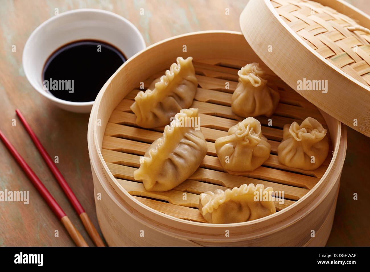 In casa dim-sum gnocchi asiatici su un tradizionale sistema di cottura a vapore in bambù Foto Stock