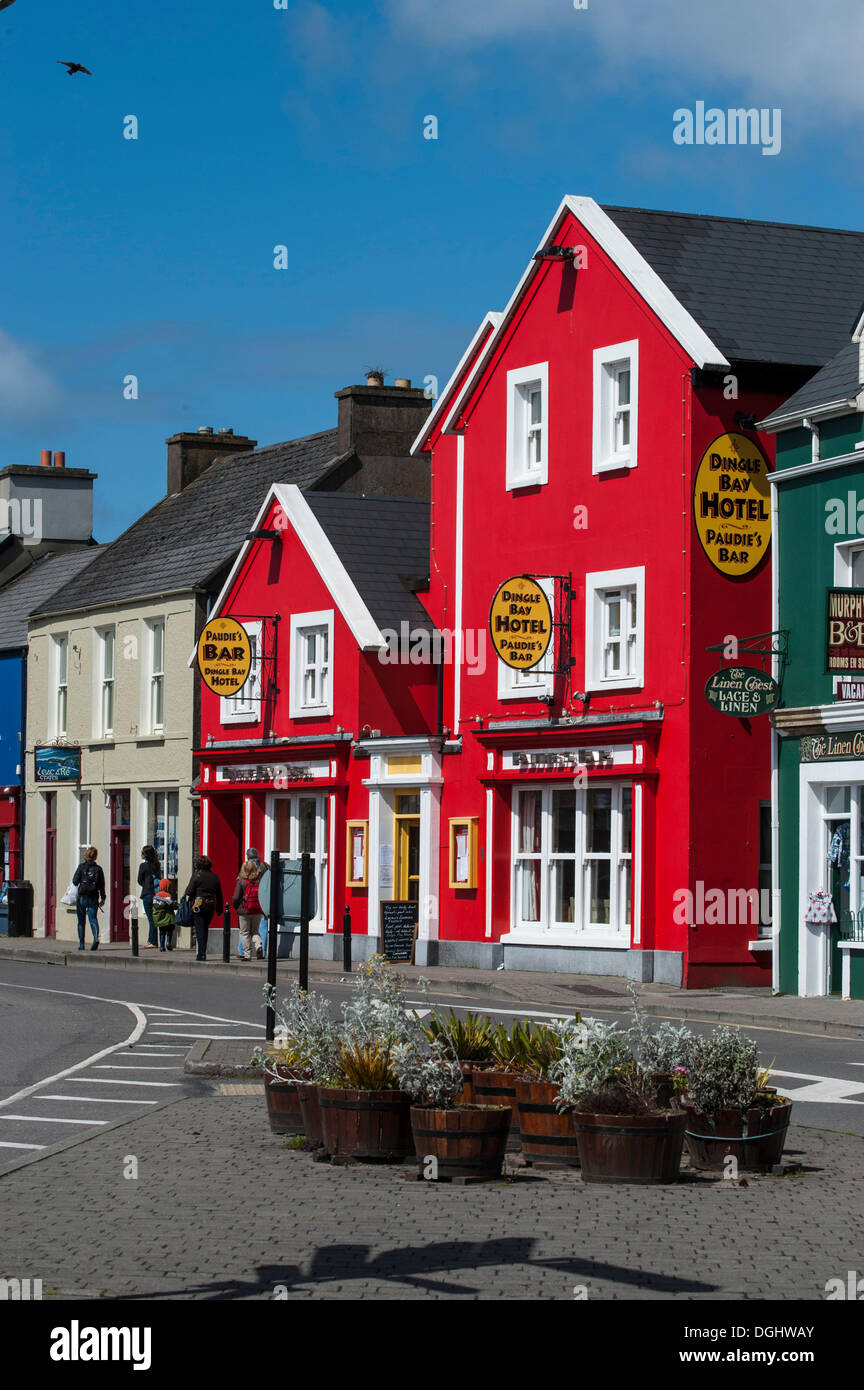 Fila di case colorate, Dingle, penisola di Dingle, nella contea di Kerry, Repubblica di Irlanda, Europa Foto Stock