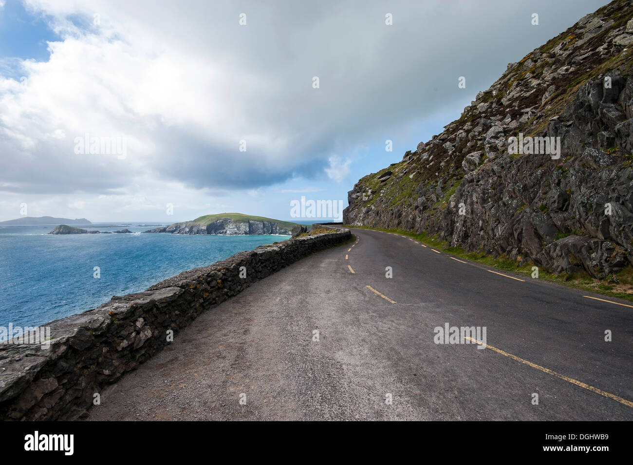 Strada Litoranea, la penisola di Dingle, nella contea di Kerry, Repubblica di Irlanda, Europa Foto Stock