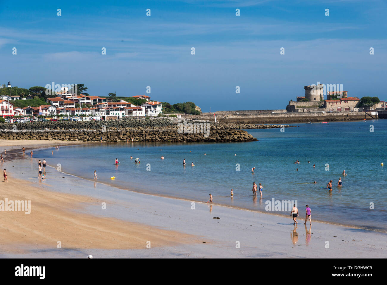 Ciboure beach nella baia di Saint Jean de Luz, Aquitania, in Francia, in Europa, PublicGround Foto Stock