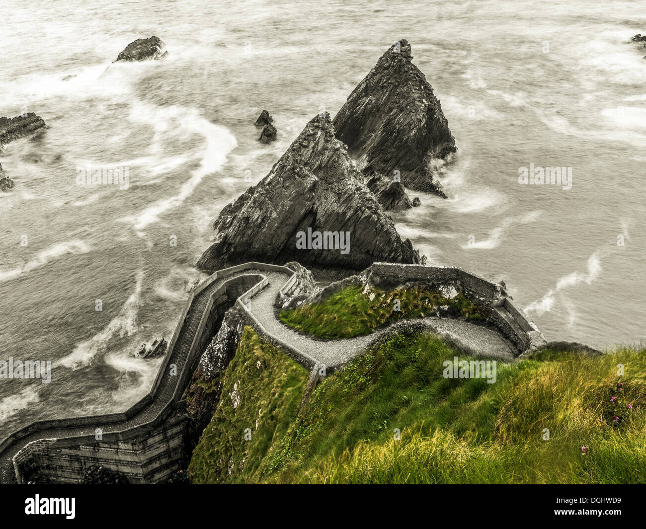 Ripido percorso curva per il terminal dei traghetti, penisola di Dingle, nella contea di Kerry, Repubblica di Irlanda, Europa Foto Stock