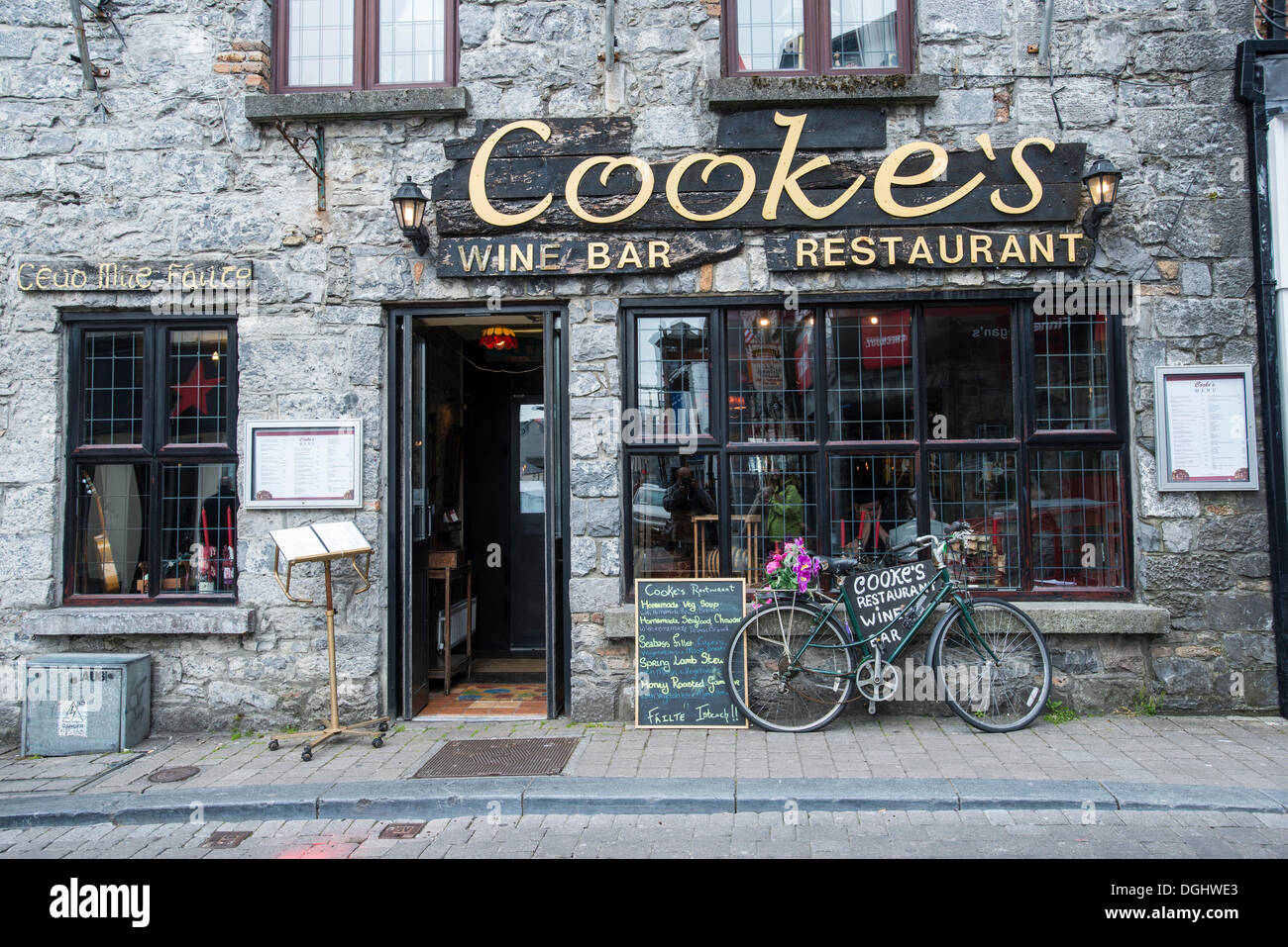 Cooke's Pub, Galway, nella contea di Galway, Repubblica di Irlanda, Europa Foto Stock