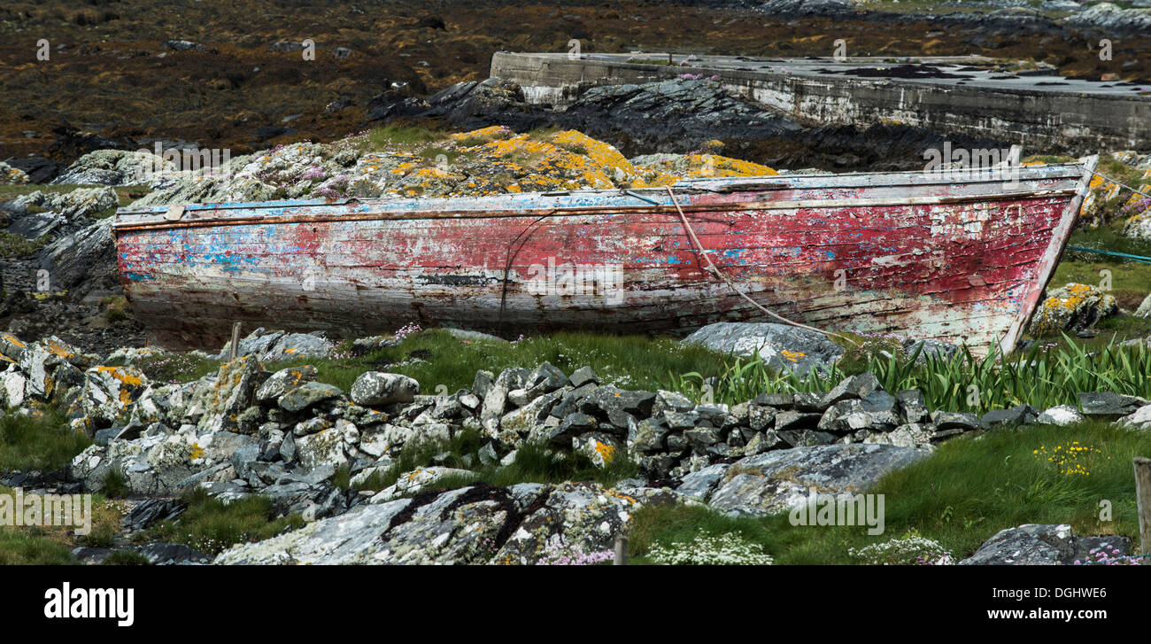 Vecchio rosso barca in legno, Connemara, Irlanda, Europa Foto Stock