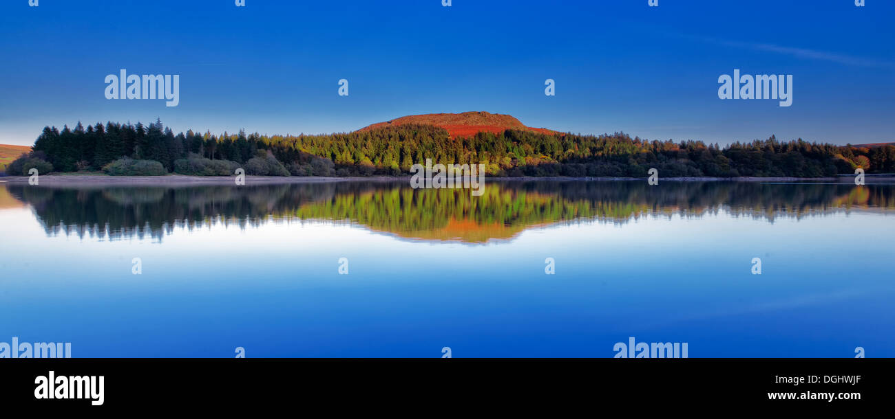 Una vista di Burrator serbatoio su una chiara sera d'inverno. Foto Stock